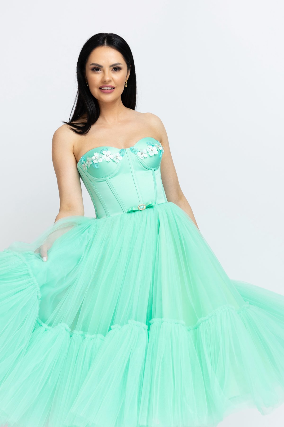 Rochie damă Aqua Turquoise Corset Dress – rochie pe bază de corset din tafta reglabil, confecționată din tul soft, satin de mătase, tafta și aplicații decorative. Modelul poartă măsura S ( 36) și are înălțimea 170 cm. La acest model, variantele pentru baza de corset sunt disponibile în limita stocului disponibil in nuanțele: verde, kaki, mov, grena, ciclam, fucsia, roz pal, roz prafuit, gri, galben, bleu, turquoise, albastru electric, bleu ciel, roșu, negru, alb, peach și roșu. (Solicitați-ne într-un e-mail poze cu nuanțele pentru bazele de corset disponibile în momentul lansării comenzii). Nuanțele de tul disponibile le găsiți în paletarul din ultimele fotografii.